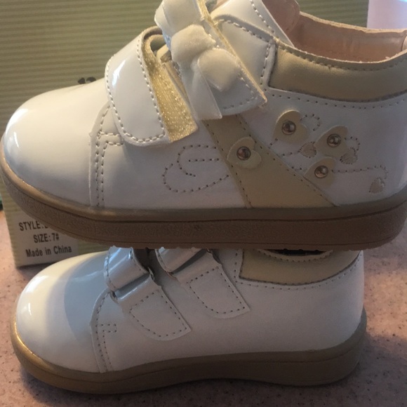 NWOT- Toddler/Rainbow Kids white patent sneakers. - Picture 5 of 8
